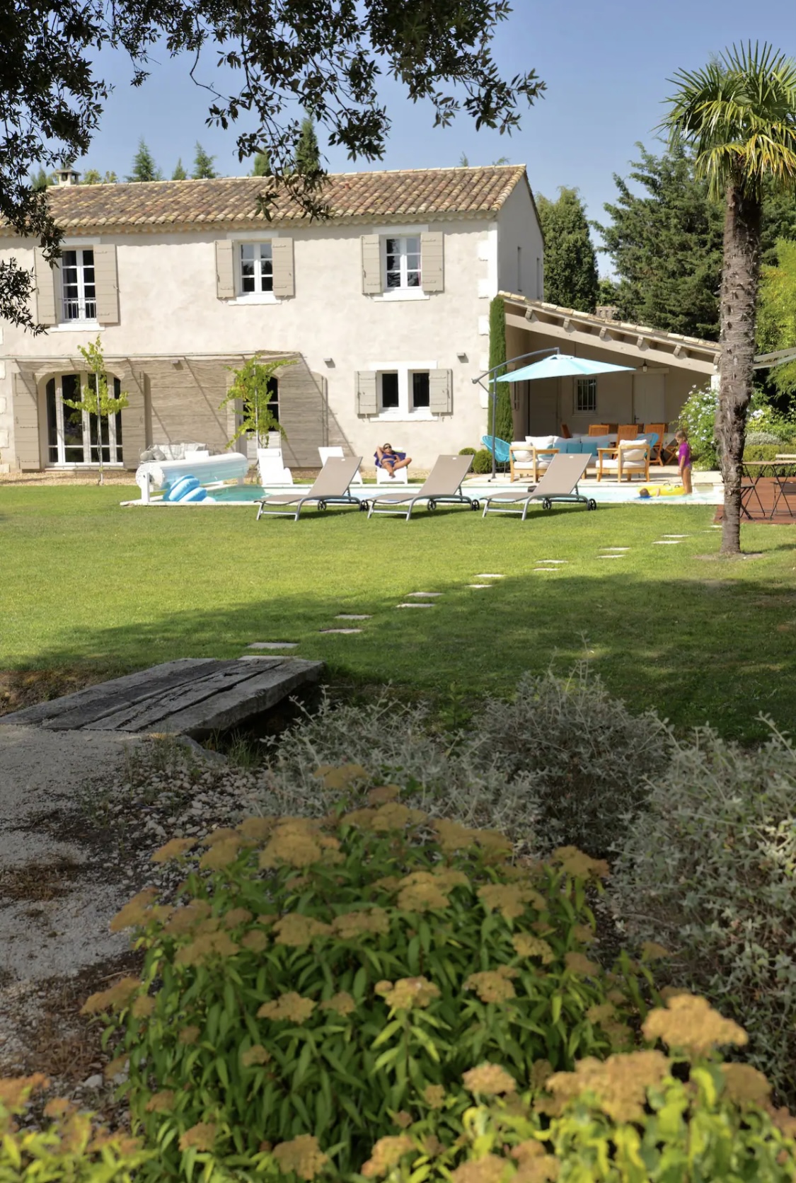 Vue aérienne piscine et jardin