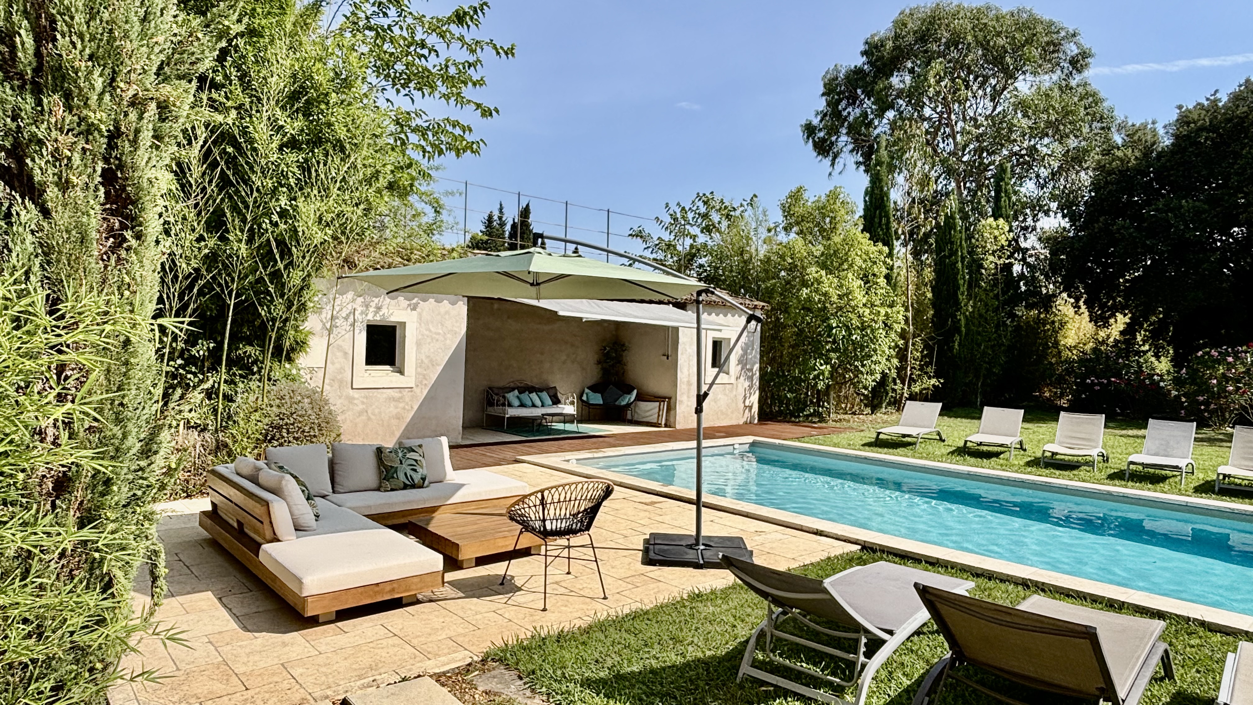 Pool house et terrasse