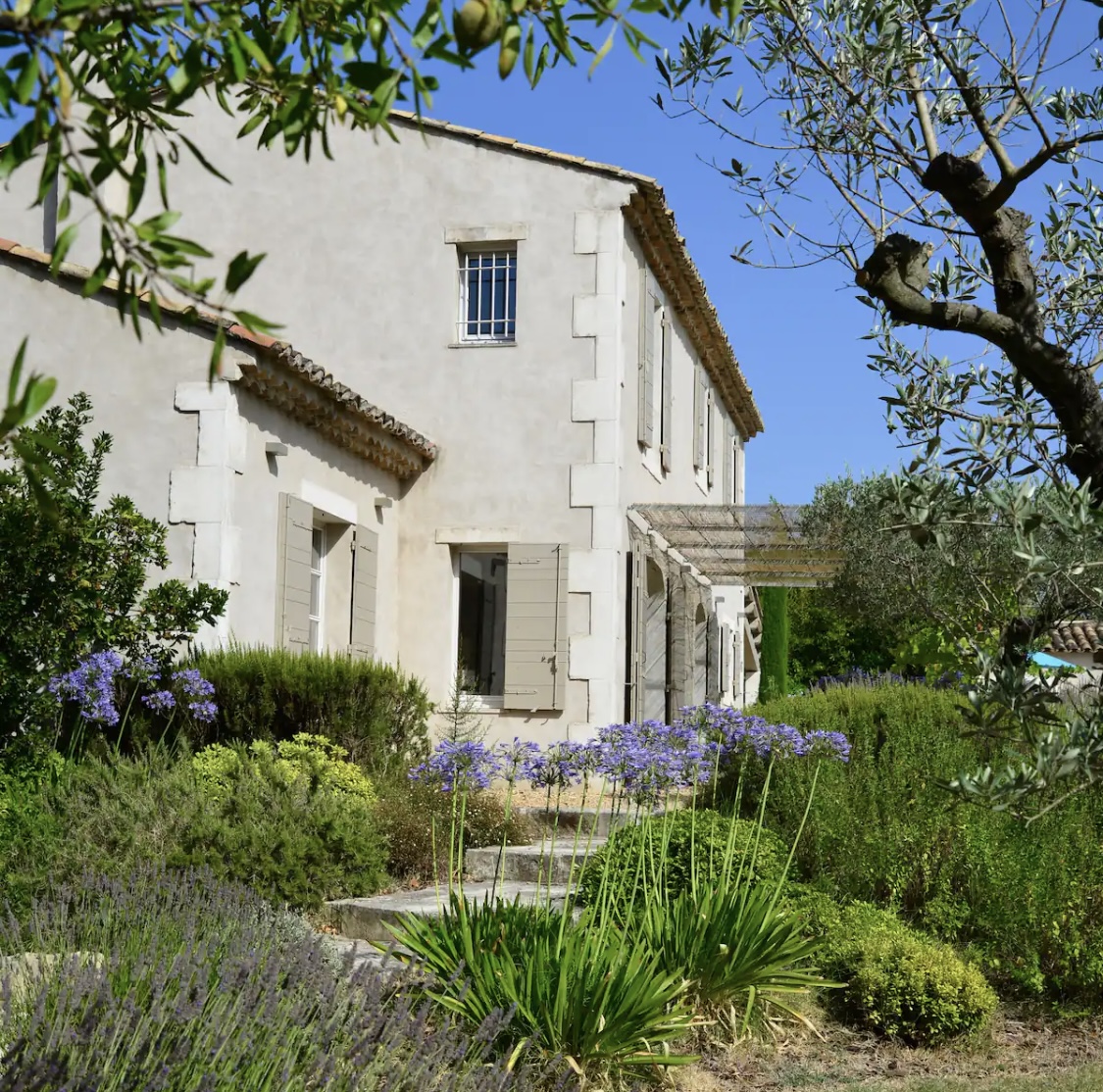 Façade jardin fleuri