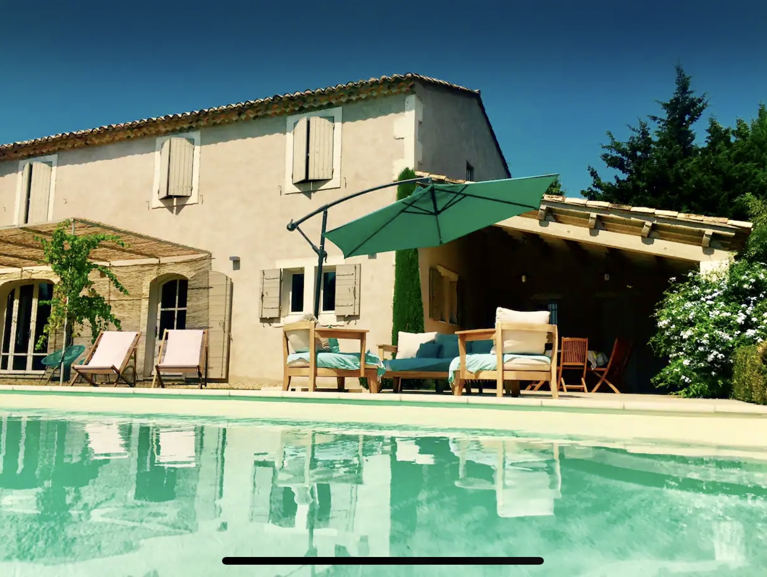 Piscine avec transats