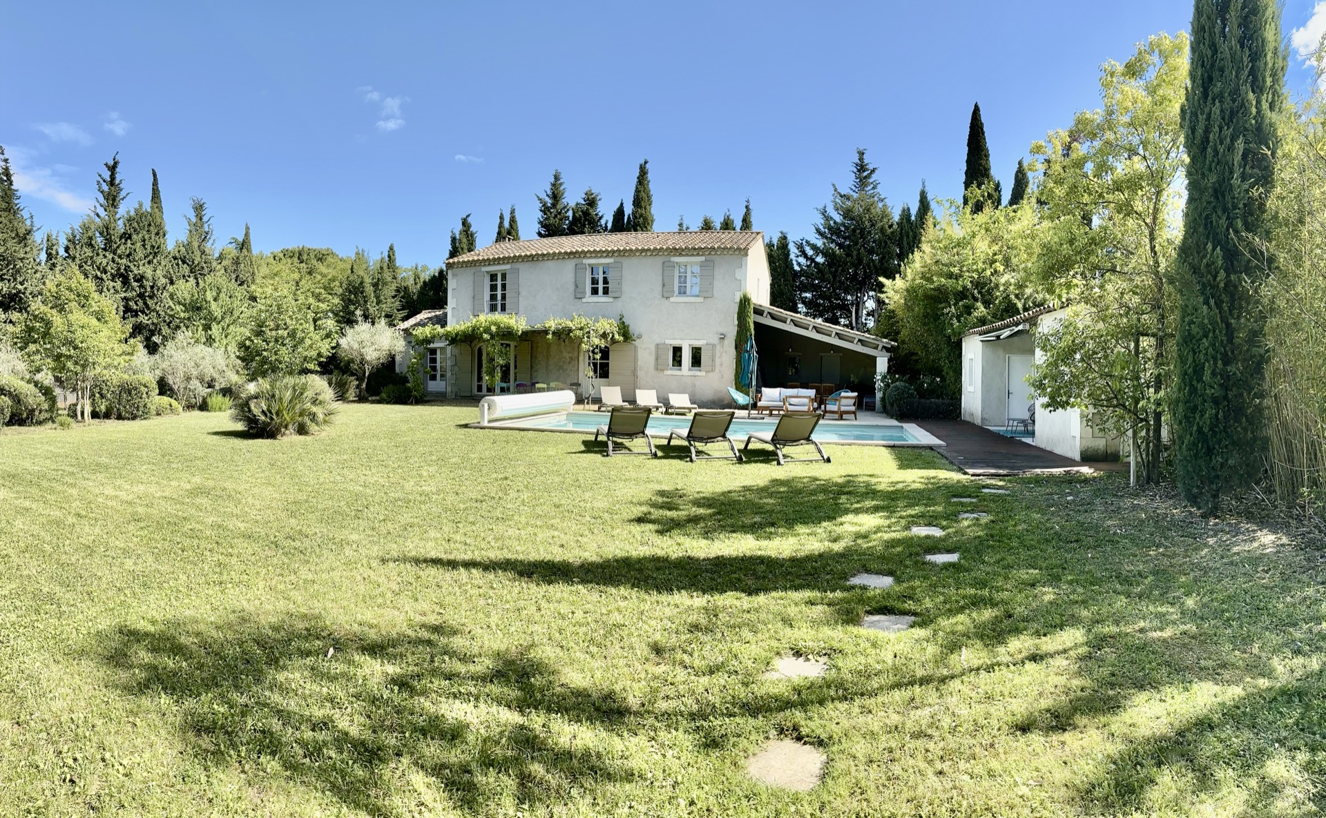 Large pelouse et propriété