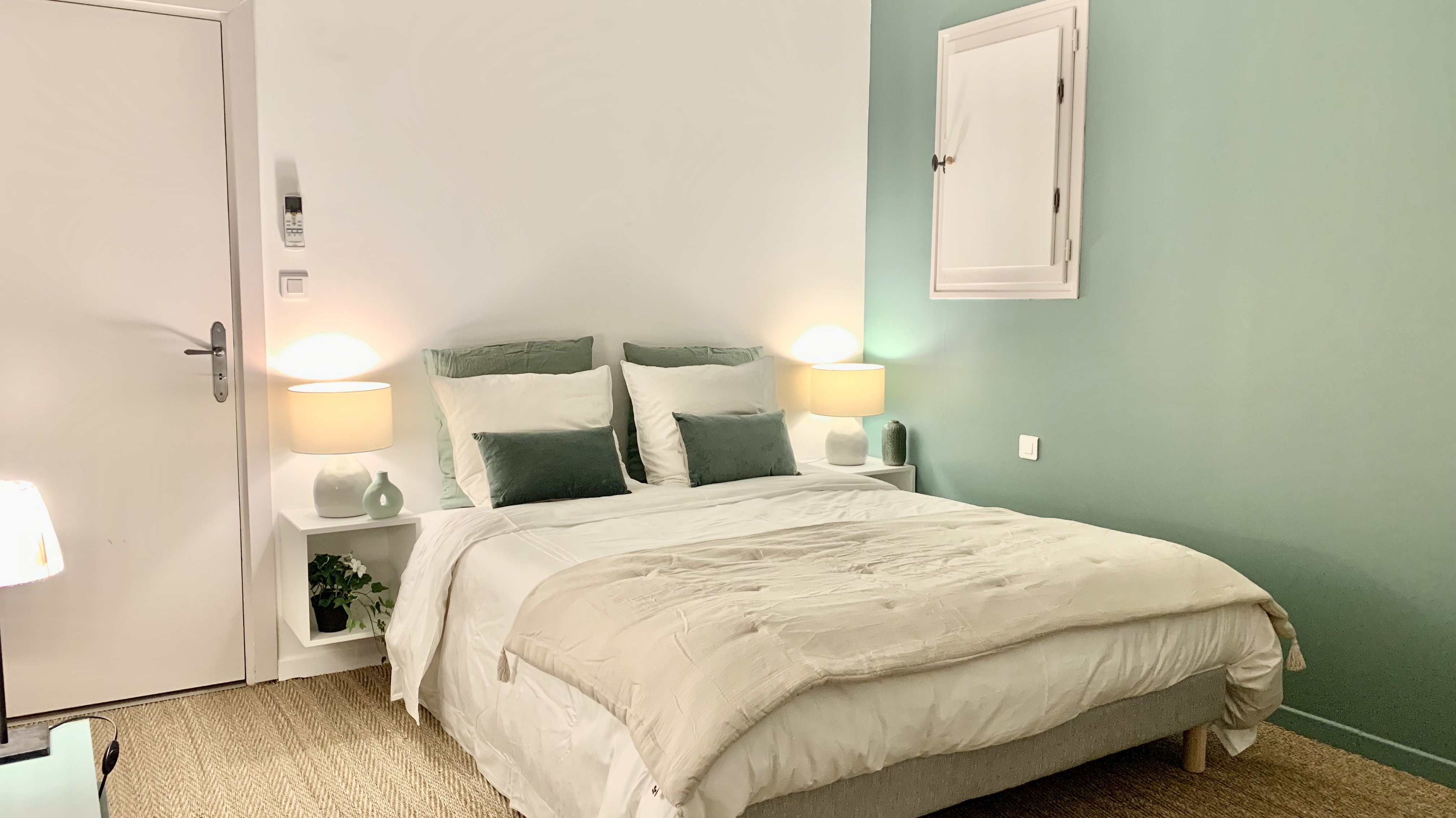 Chambre verte avec éclairage d'ambiance
