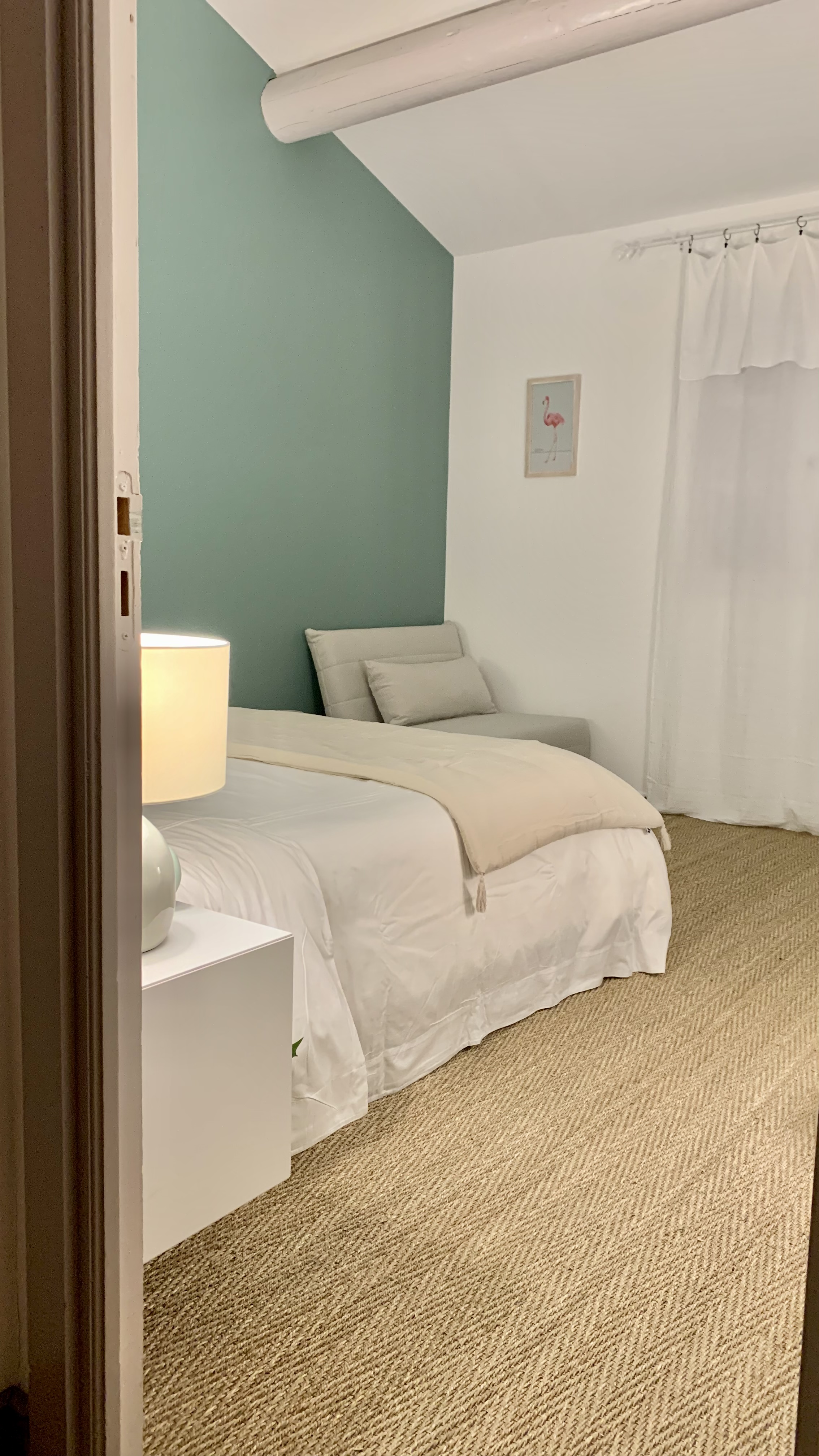 Chambre simple mur vert