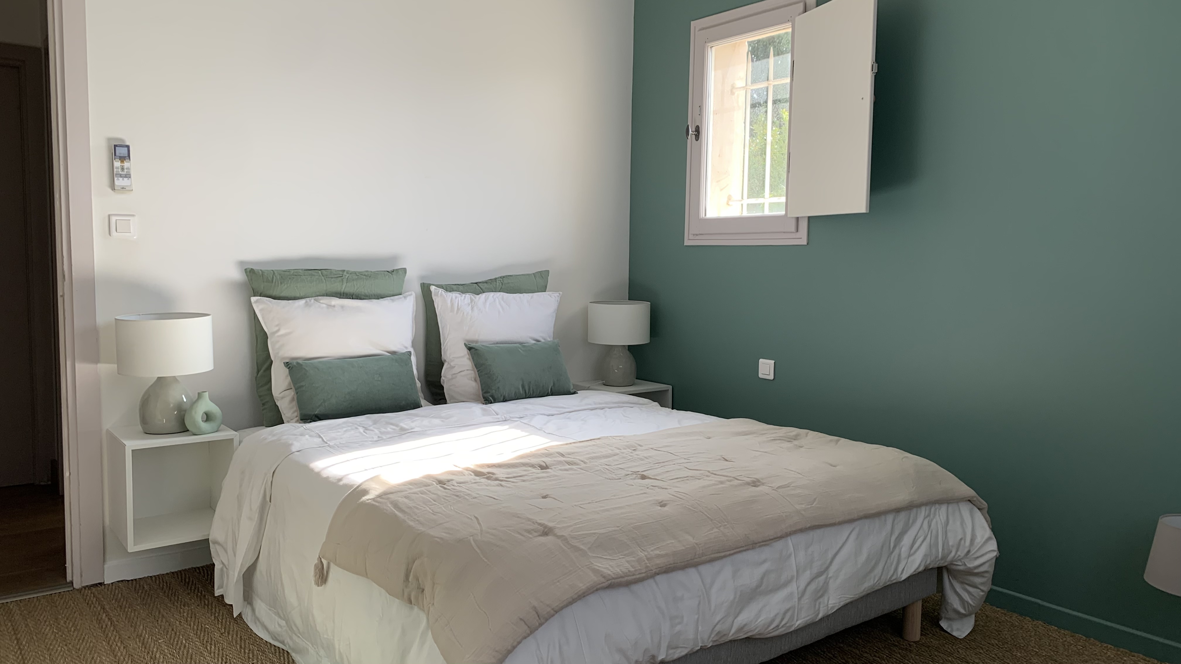 Chambre verte lumineuse