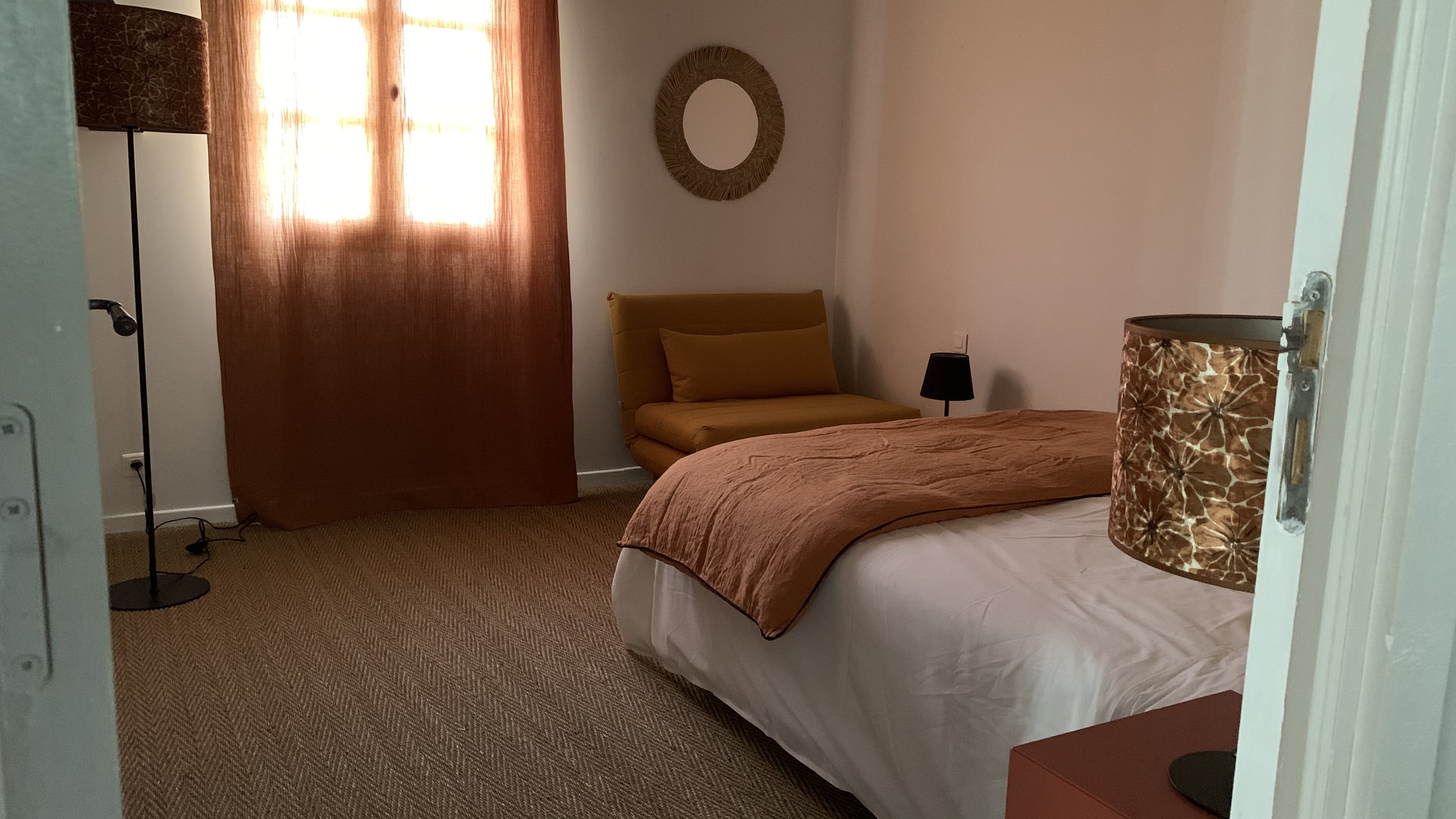 Chambre tons ocre avec canapé